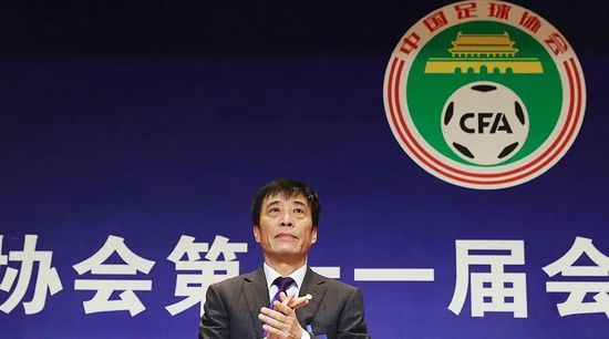 宋老爷子在她耳边低声说：听，伸手不打笑脸人，我们暂且先收下，等宴会过后再私下里退给他便是。